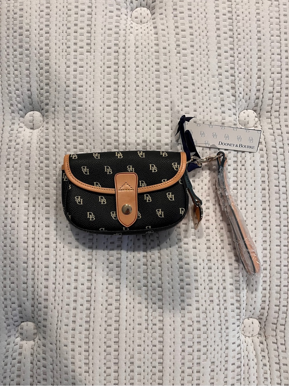 Dooney & Bourke Black Signature Clutch w/  Tan Trim - Great 4 📲, 🗝️, 💳, and 💄!